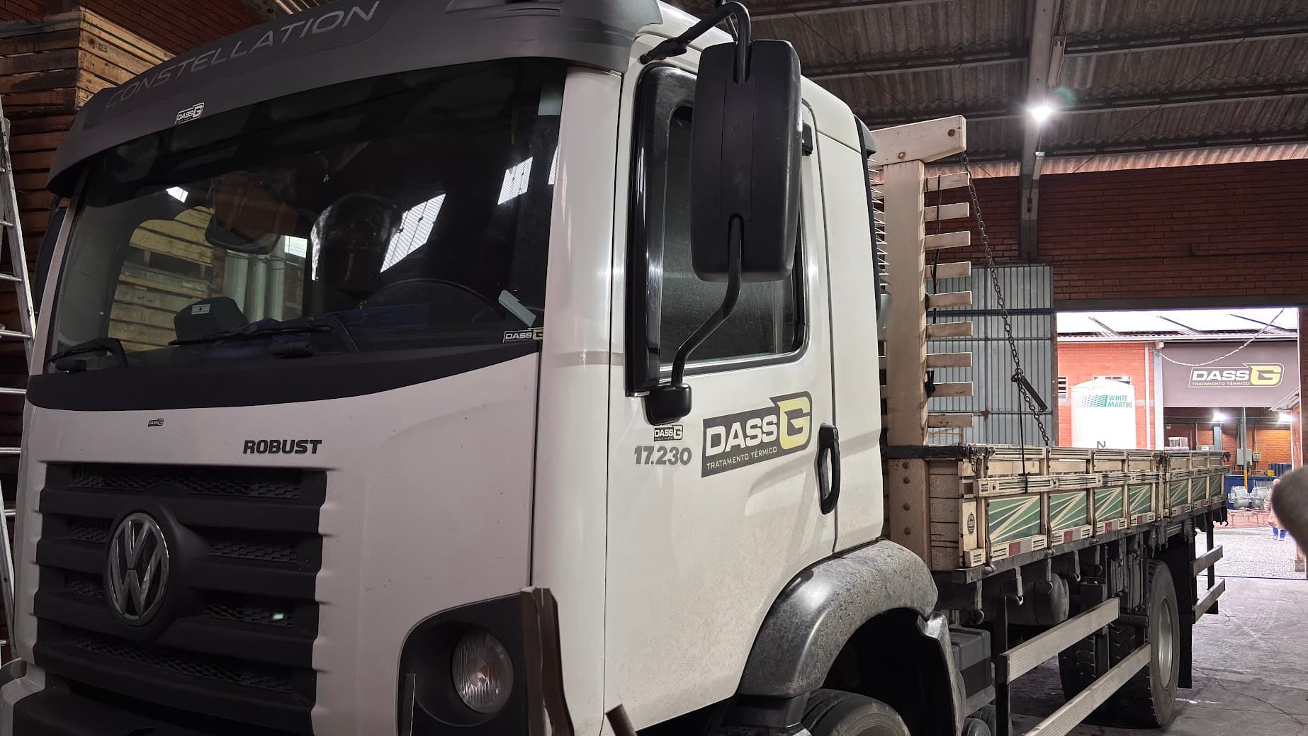 Caminhão próprio da DASSG para coleta e entrega